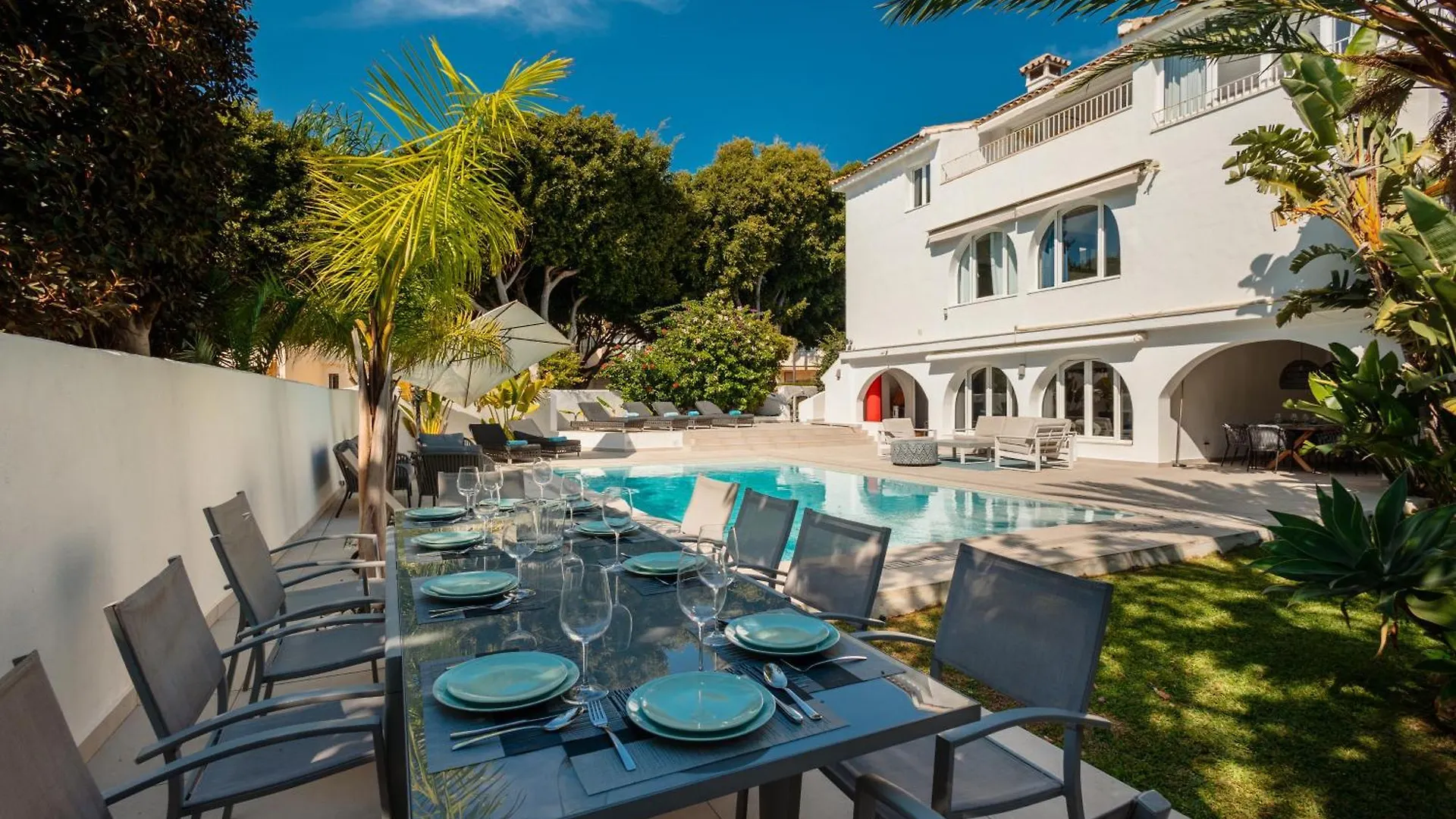 Villa Oceano - A Beachfront Retreat With Heated Pool And Jacuzzi In Costabellla, マルベーリャ 別荘