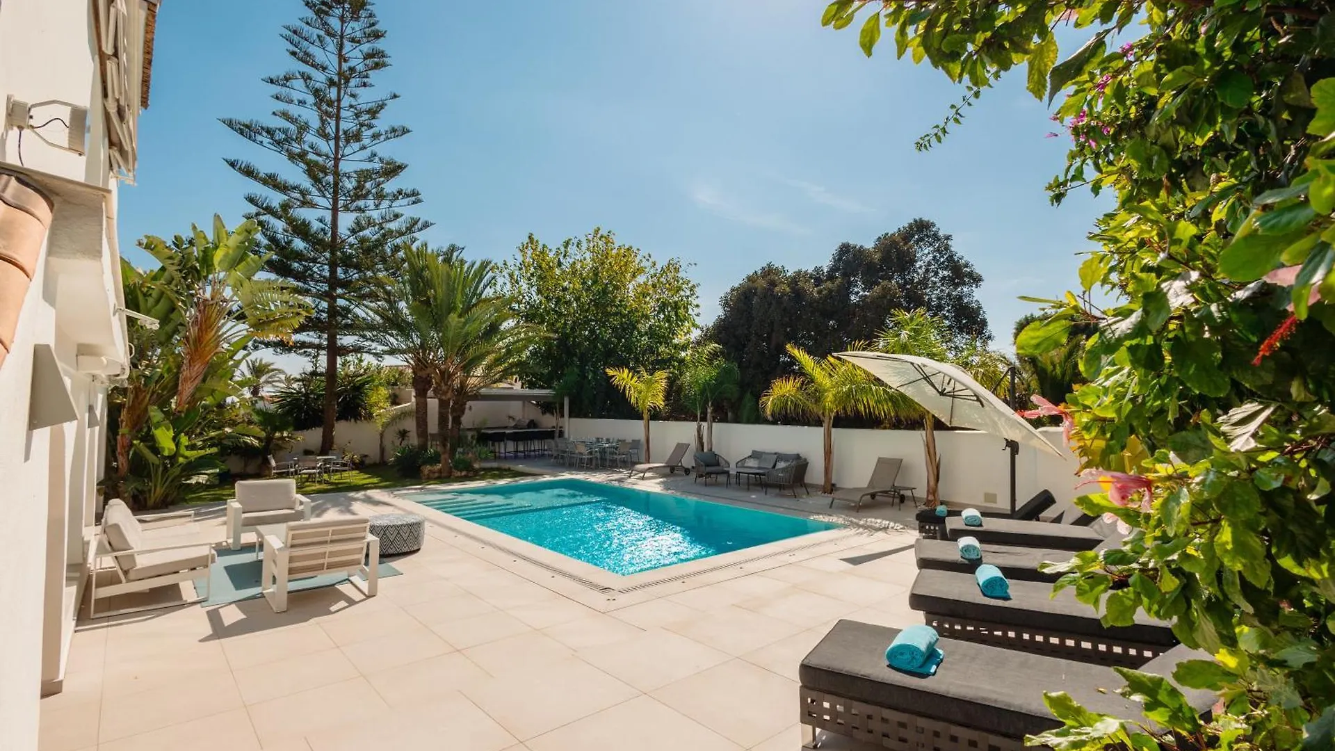 Villa Oceano - A Beachfront Retreat With Heated Pool And Jacuzzi In Costabellla, マルベーリャ 0*,  スペイン