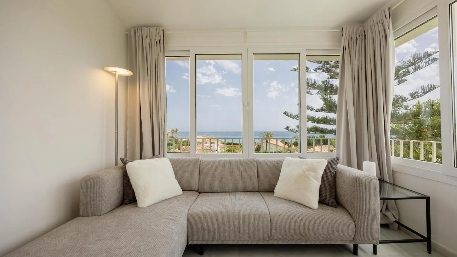 Villa Oceano - A Beachfront Retreat With Heated Pool And Jacuzzi In Costabellla, マルベーリャ スペイン