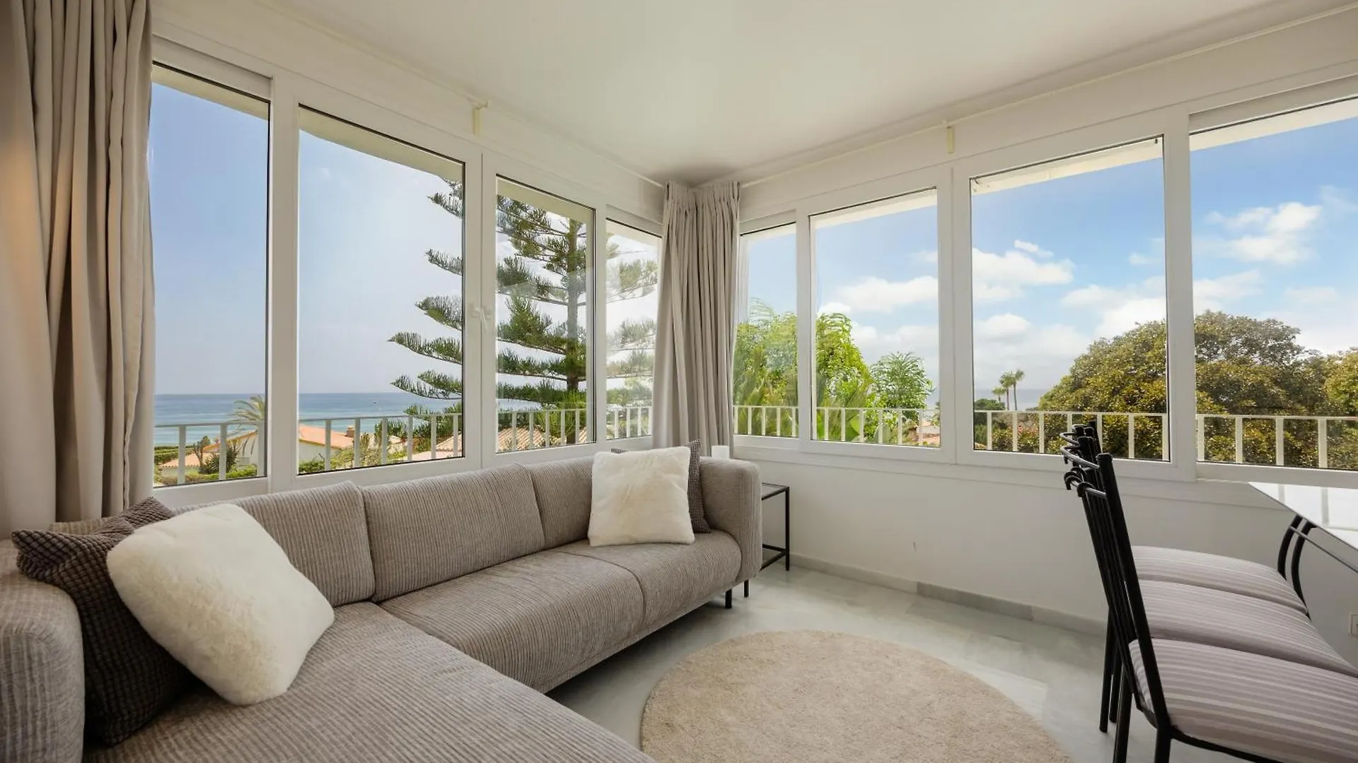 Villa Oceano - A Beachfront Retreat With Heated Pool And Jacuzzi In Costabellla, マルベーリャ 別荘