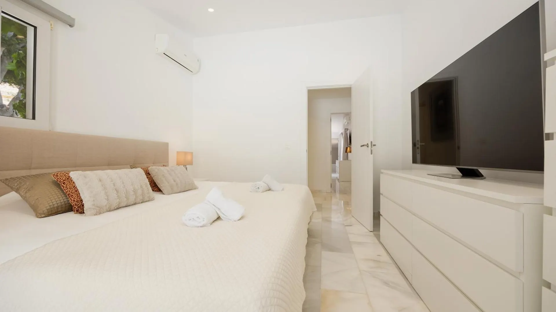 Villa Oceano - A Beachfront Retreat With Heated Pool And Jacuzzi In Costabellla, マルベーリャ 0*,  スペイン